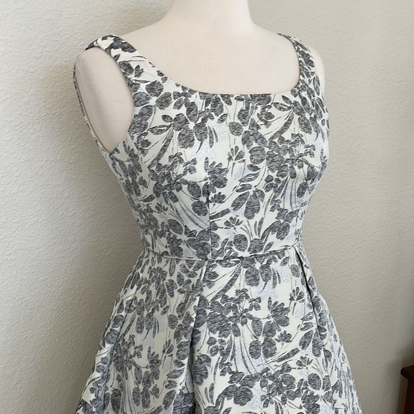 Maggy London - Picture 2 of 5